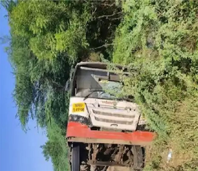 प्रवाशांनी भरलेली बस पलटी, चालकाची प्रकृती गंभीर