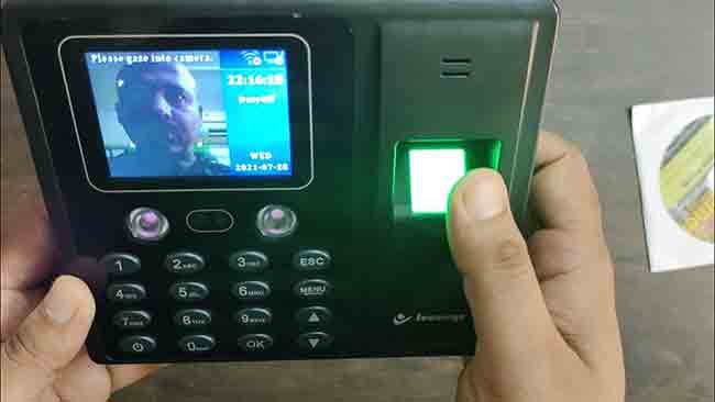 Biometric attendance : दांडी बहाद्दर कर्मचाऱ्यांना दणका