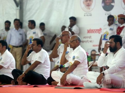 International Yoga Day 2023: वसुधैव कुटुंबकम! मुख्यमंत्री आणि उपमुख्यमंत्र्यांनी साजरा केला योगादिन