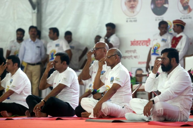International Yoga Day 2023: वसुधैव कुटुंबकम! मुख्यमंत्री आणि उपमुख्यमंत्र्यांनी साजरा केला योगादिन