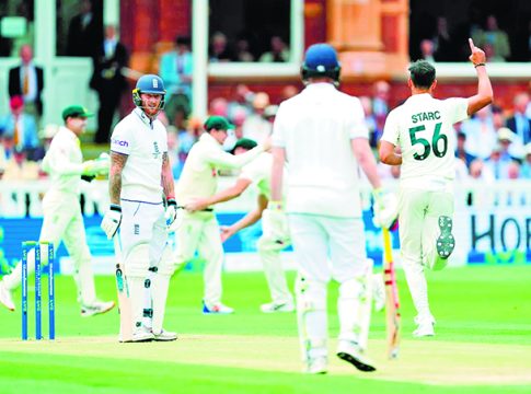 Australia Vs England: ऑसींच्या गोलंदाजीपुढे इंग्लडची घसरगुंडी
