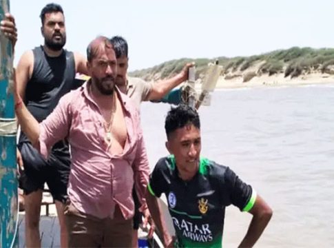 भाजप आमदाराने समुद्रात उडी मारुन वाचवले तीन तरुणांचे प्राण, एकाचा मृत्यू