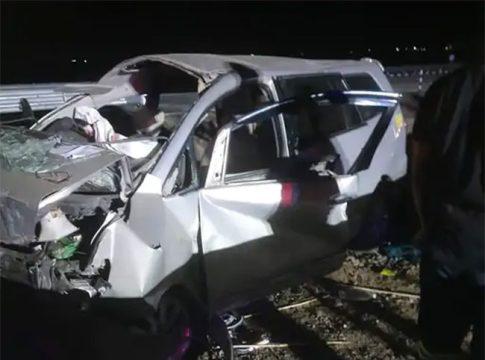 समृद्धी महामार्गावर भरधाव कार दुभाजकाला धडकली, भीषण अपघातात शिर्डीचे ४ जण ठार, ४ जखमी