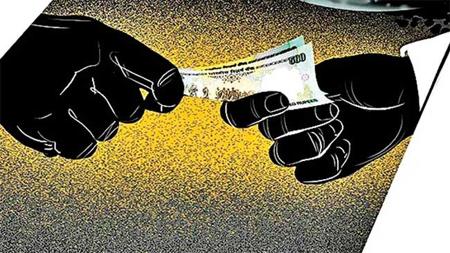 चार कोटींची खंडणी मागितल्या प्रकरणी माजी सरकारी वकीलाविरुद्ध गुन्हा दाखल