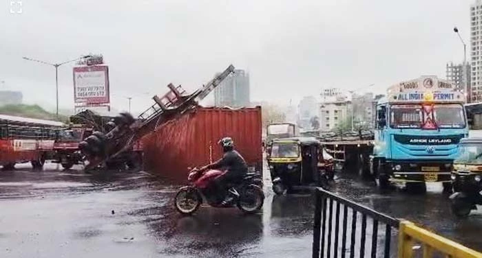 traffic police : रस्त्यावर पडलेला कंटेनर हटवण्यास वाहतूक पोलिसांना यश