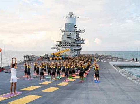 International Yoga Day : आंतरराष्ट्रीय योग दिनानिमित्त भारतीय नौदलाच्या खलाशांनी केली योगासने