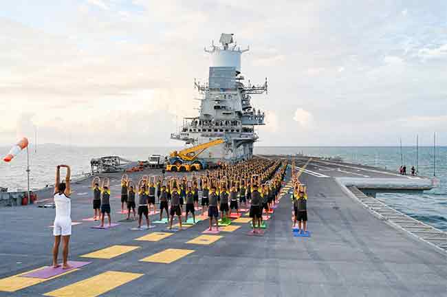 International Yoga Day : आंतरराष्ट्रीय योग दिनानिमित्त भारतीय नौदलाच्या खलाशांनी केली योगासने