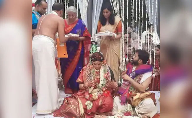 कोणताही बडेजाव न करता अर्थमंत्री निर्मला सीतारमण यांच्या कन्येचा विवाह संपन्न