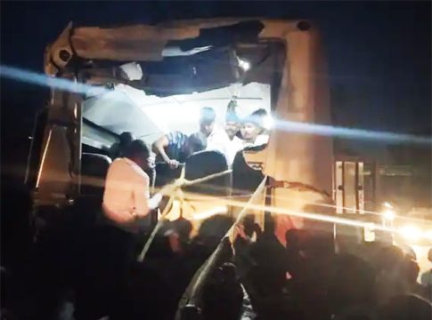 गुहागर-विजयपूर महामार्गावर झालेल्या भीषण अपघातात ट्रकच्या धडकेत एसटीचा पाठचा भाग चक्काचूर!