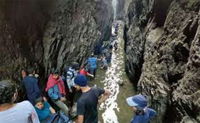 सांधण दरीत अडकलेले ५०० पर्यटक सुखरूप