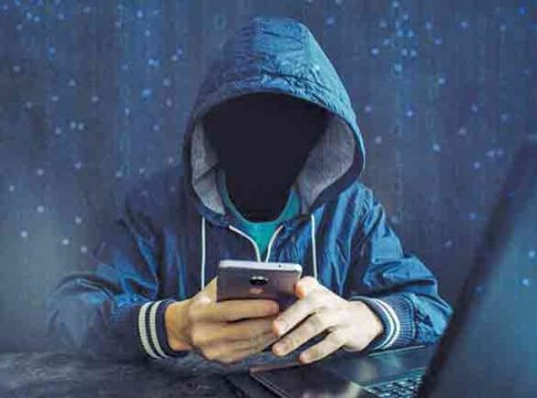 Cyber crime : न्यूड फोटो ऑफीस आणि बायकोला पाठवून कर्मचार्‍यांनी शिकवला लंपट बॉसला धडा!