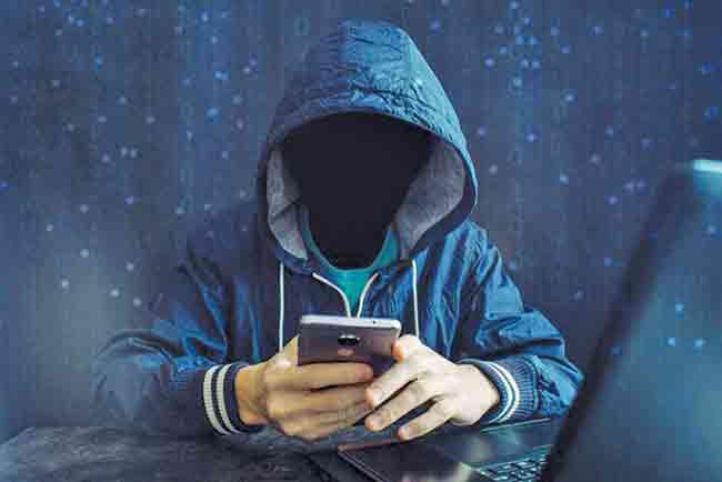 Cyber crime : न्यूड फोटो ऑफीस आणि बायकोला पाठवून कर्मचार्‍यांनी शिकवला लंपट बॉसला धडा!