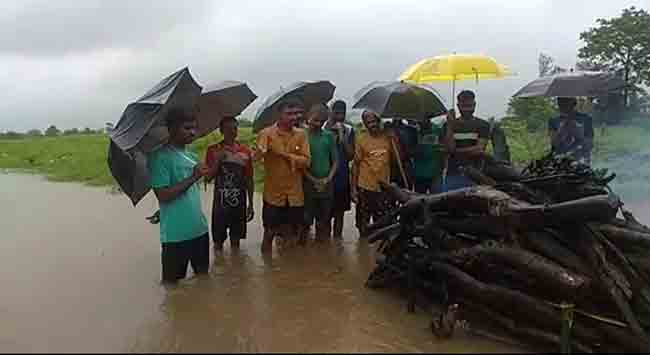 मरणानंतरही मरण यातना, आवढाणीत मृतदेहाचा केला वाहत्या पाण्यात अंत्यविधी