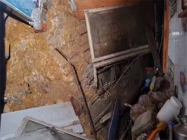 Landslide in Mumbai : अंधेरीत इमारतीवर दरड कोसळली