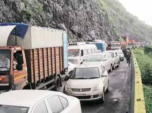 Mumbai - Pune Expressway : मुंबईकडे जाणाऱ्या दोन लेन सुरू; आडोशी बोगद्याजवळ वाहनांच्या रांगा