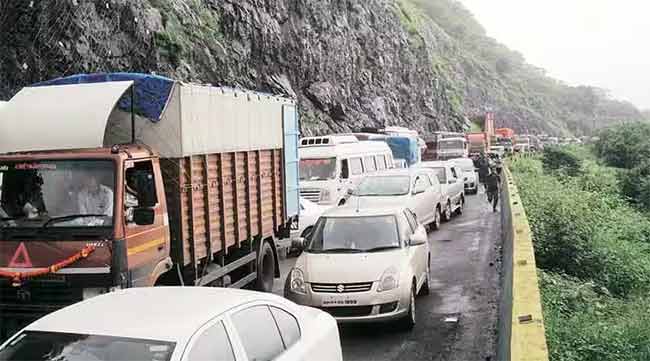 Mumbai – Pune Expressway : मुंबईकडे जाणाऱ्या दोन लेन सुरू; आडोशी बोगद्याजवळ वाहनांच्या रांगा