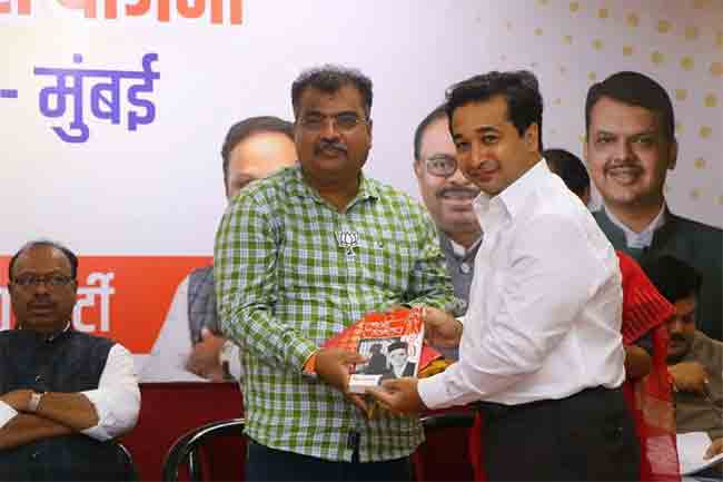 ‘माझी जन्मठेप’ म्हणजे राष्ट्रभक्तीची प्रेरणा! आ. नितेश राणे यांच्याकडून भेट स्वीकारताना आनंद