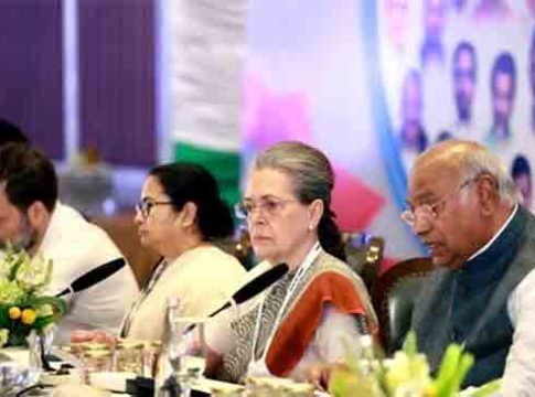 इंडिया आघाडीचा लोकतंत्र बचावाचा पोकळ नारा