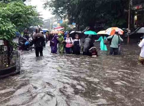 IMDचा रेड अलर्ट, घरात राहण्याचे मुंबई पोलिसांचे आवाहन