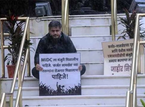 Rohit Pawar : आमदार रोहित पवारांचा भर पावसातला हा 'स्टंट' कोणासाठी?