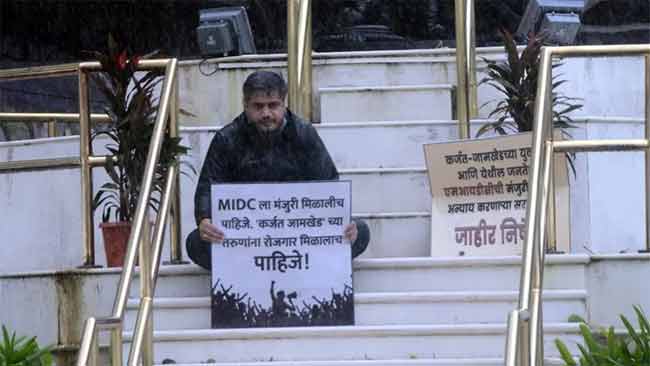 Rohit Pawar : आमदार रोहित पवारांचा भर पावसातला हा ‘स्टंट’ कोणासाठी?