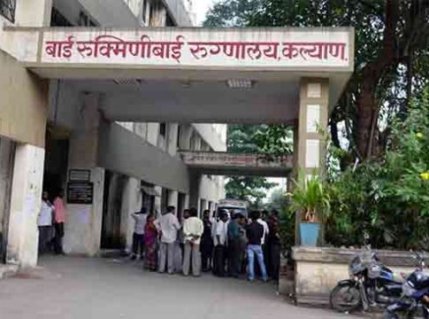 Kalyan news : दोन दिवस भर पावसात भिजत उभी होती महिला... एका रिक्षाचालकाच्या तत्परतेने तिचे प्राण वाचले!