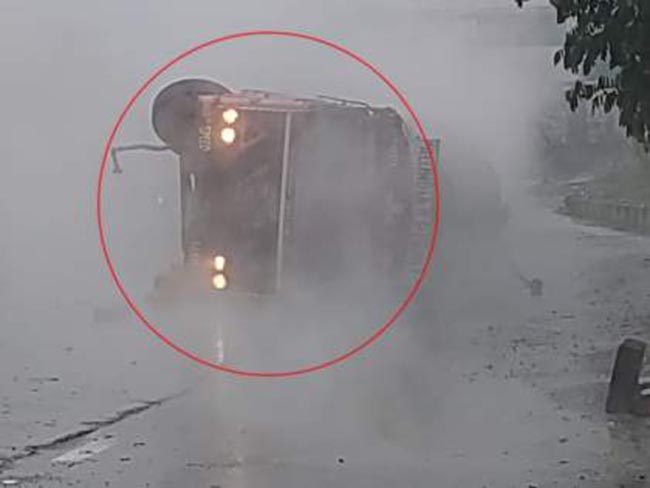 तुर्भे पुलावर अपघात आणि उरण फाट्यावर टँकर पलटी झाल्याने सायन-पनवेल महामार्गावर वाहतूक कोंडी