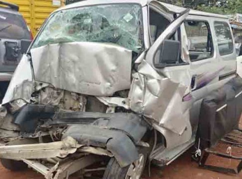 Accident : सोलापूर-पुणे महामार्गावर भीषण कार अपघातात ४ ठार, ६ जखमी