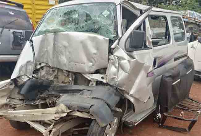 Accident : सोलापूर-पुणे महामार्गावर भीषण कार अपघातात ४ ठार, ६ जखमी