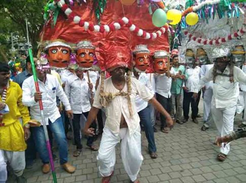 पारंपरिक आदिवासी नृत्यांवर नेत्यांनी धरला ताल