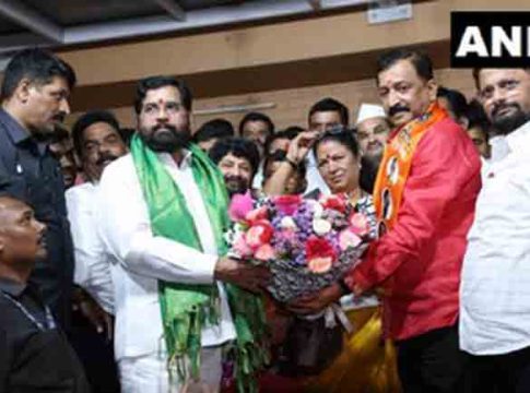 Politics : ठाकरे गटासह काँग्रेसच्या माजी नगरसेवकांचा शिंदे गटात प्रवेश