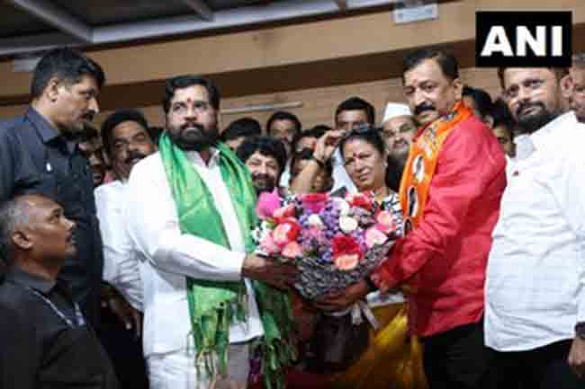 Politics : ठाकरे गटासह काँग्रेसच्या माजी नगरसेवकांचा शिंदे गटात प्रवेश