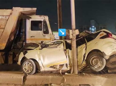 Car Accident : मुंबईत कार अपघातात गाडीचे २ तुकडे, २ मुलींसह ५ जण गंभीर जखमी
