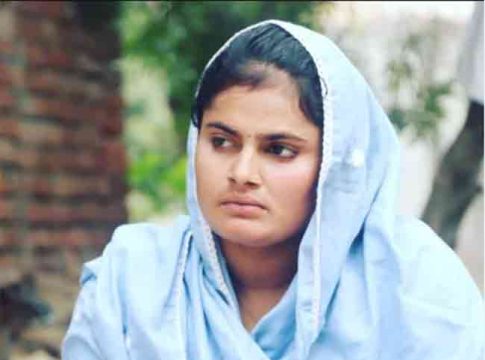 Farmani Naaz : व्हायरल गाणे 'हर हर शंभू'ची गायिका फरमानीच्या भावाची चाकूने भोसकून हत्या!