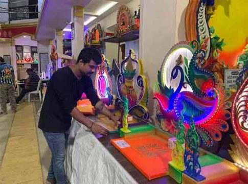 Ganeshotsav 2023 : माझा बाप्पा किती गोड दिसतो... बाप्पाच्या आसनासाठी सुबक मखर सज्ज!