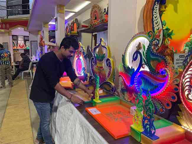 Ganeshotsav 2023 : माझा बाप्पा किती गोड दिसतो… बाप्पाच्या आसनासाठी सुबक मखर सज्ज!