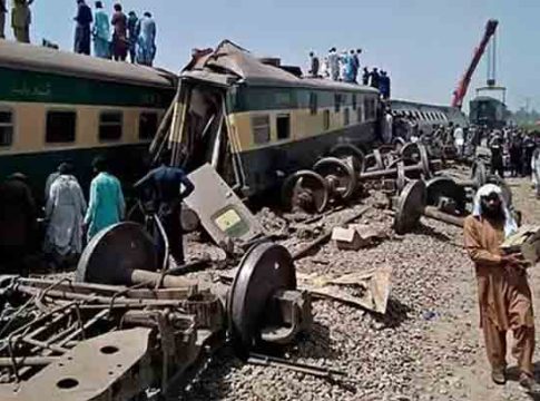 Pakistan rail accident: पाकिस्तानात भीषण अपघात, मंत्र्यांचा घातपाताचा दावा