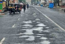 रस्त्यांवरील खड्ड्यांसाठी एकमेकांकडे बोट