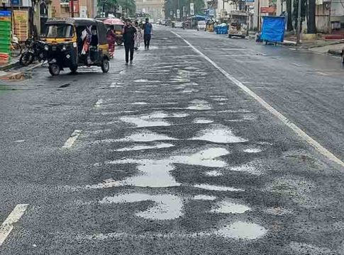 रस्त्यांवरील खड्ड्यांसाठी एकमेकांकडे बोट