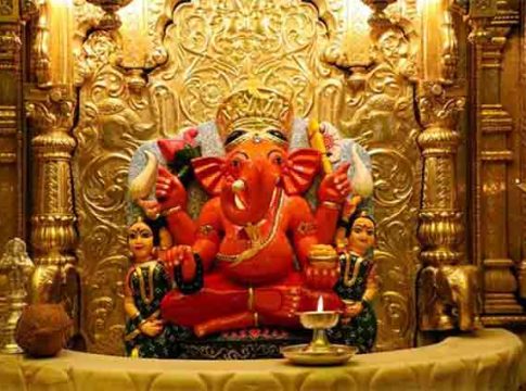 मुंबईच्या सिद्धिविनायक ट्रस्टकडून पूरग्रस्तांना १० कोटींची मदत