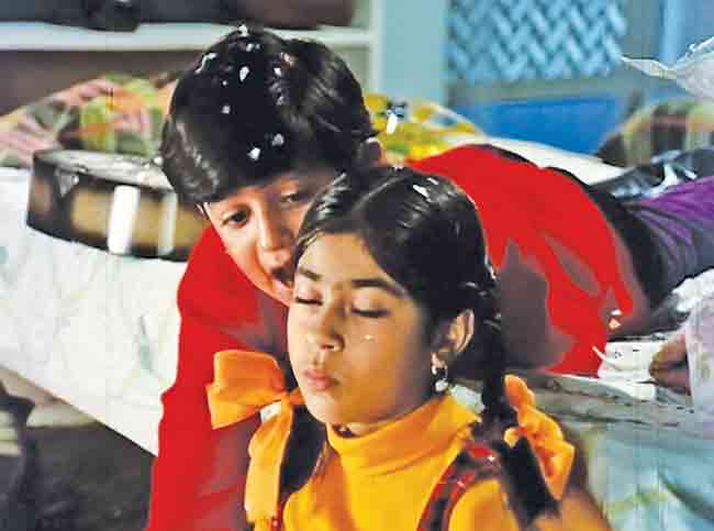 Brother sister relationship : “फुलोंका तारोंका सबका कहना हैं…”