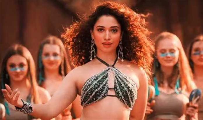 Tamannaah Bhatia : तमन्ना भाटिया चाहत्यांवर फिदा! व्हिडिओ झाला व्हायरल!