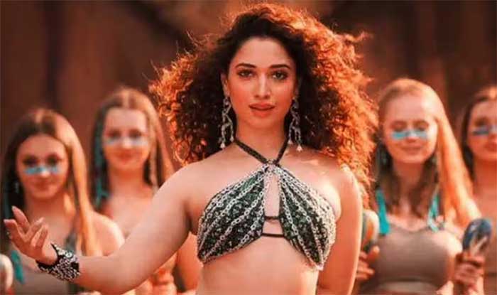 Tamannaah Bhatia : तमन्ना भाटिया चाहत्यांवर फिदा! व्हिडिओ झाला व्हायरल!