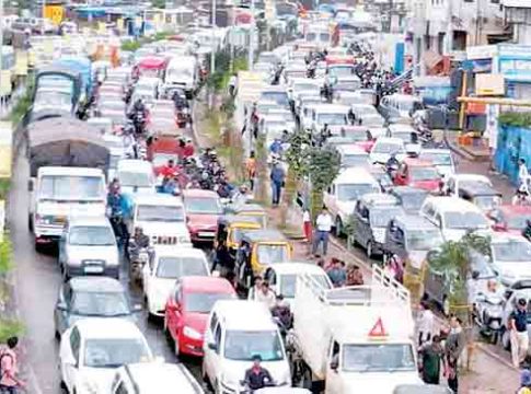 वाहतूक कोंडीचा विळखा समाजव्यवस्थेसाठी मारक