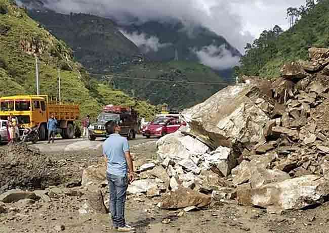 Uttarakhand landslide : उत्तराखंडमध्ये पुन्हा एकदा भूस्खलन; १३ जण बेपत्ता