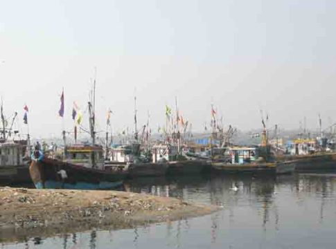 वर्सोव्यात मच्छिमारांची होडी बुडाली