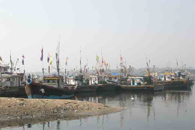वर्सोव्यात मच्छिमारांची होडी बुडाली