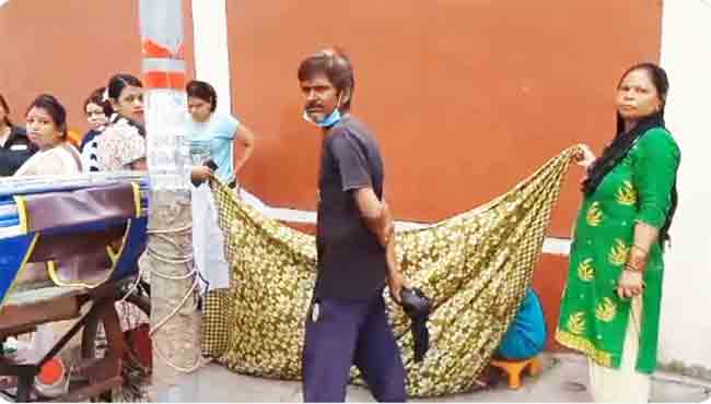 राजभवनाच्या गेटबाहेर गर्भवती महिलेने दिला बाळाला जन्म; रुग्णवाहिका न मिळाल्याने नवजात बालकाचा मृत्यू