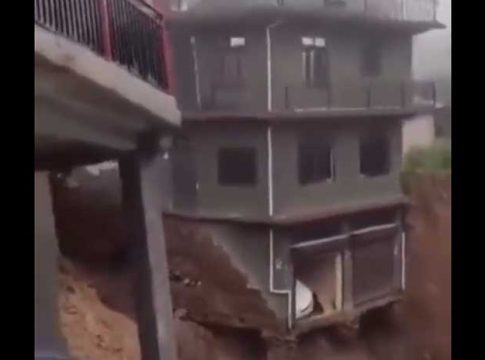 पावसाचा हाहाकार: १ कोटींचे घर डोळ्यासमोर गेले वाहून