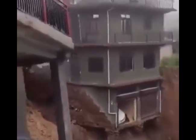 पावसाचा हाहाकार: १ कोटींचे घर डोळ्यासमोर गेले वाहून